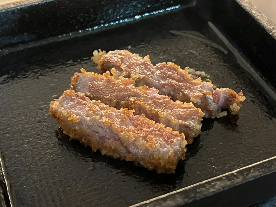 Gyukatsu sizzling as it grills with butter