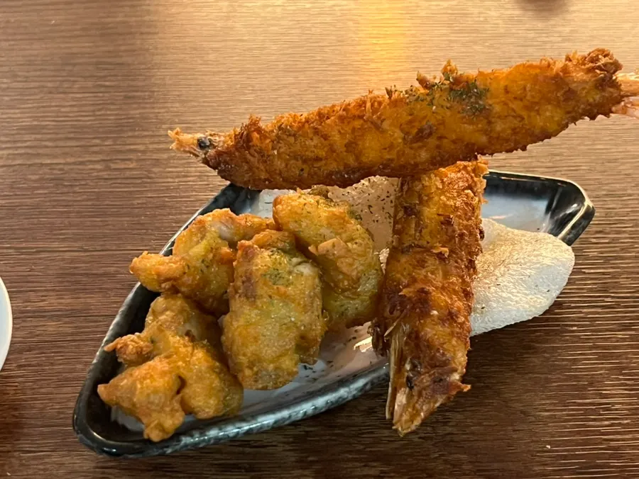 Karaage and fried shrimp side served with shrimp chips