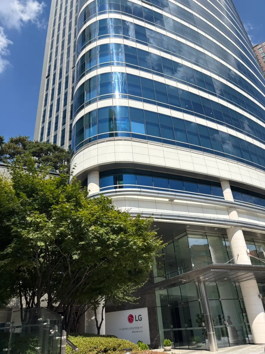 View near the entrance of the LG Seoul Station Building, close to Exit 10 of Seoul Station