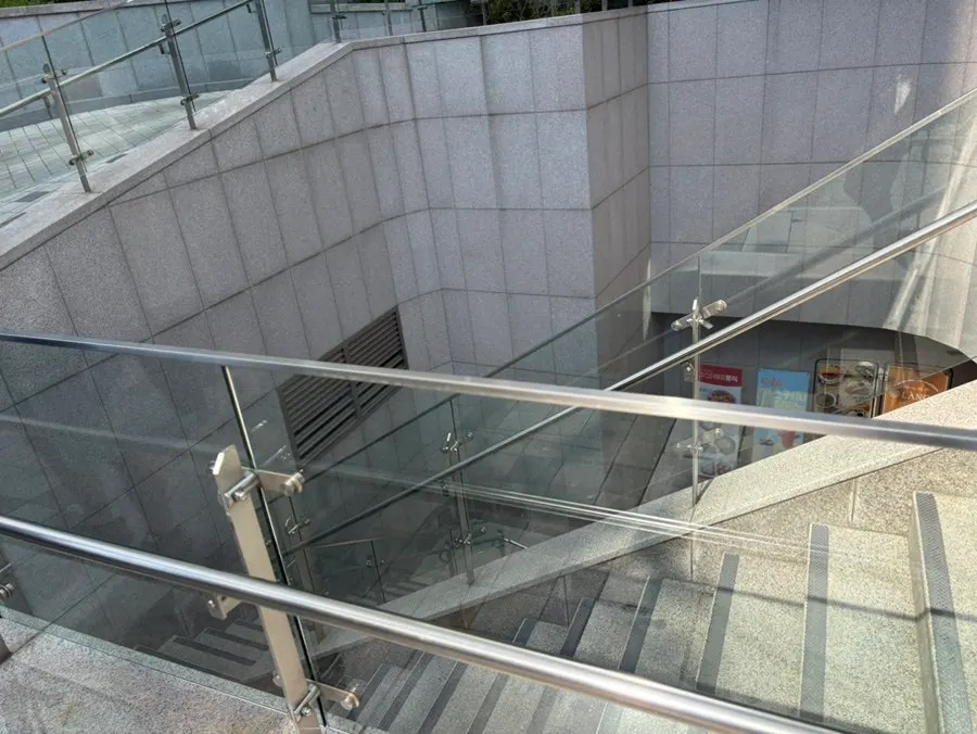 Underground stairs connecting outside to the LG Seoul Station Building