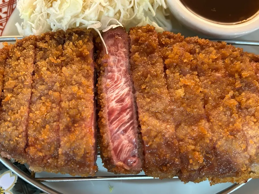 규카츠와 사이드 메뉴가 놓인 테이블