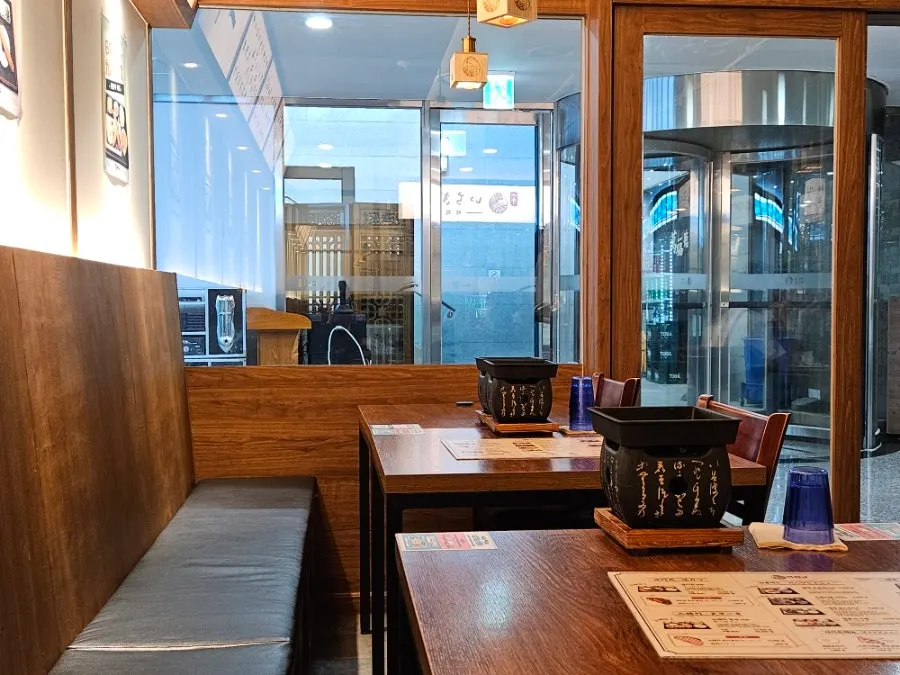 2인 테이블과 4인 테이블로 나뉜 좌석