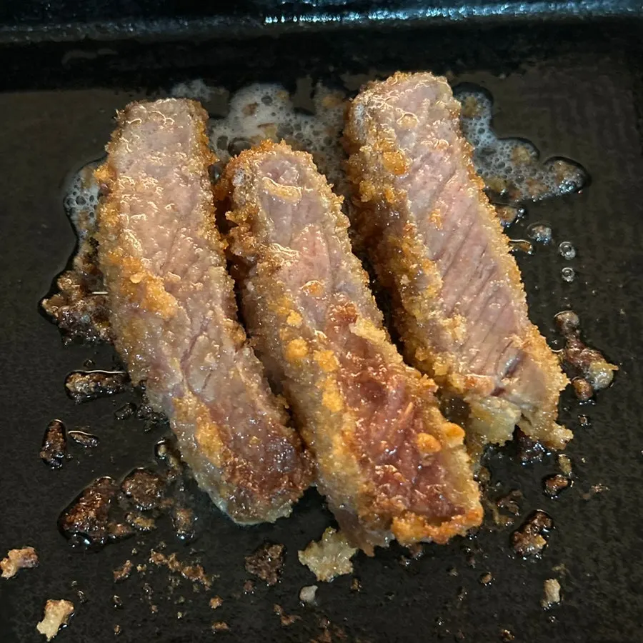 한 면씩 노릇하게 구운 미디엄레어 규카츠