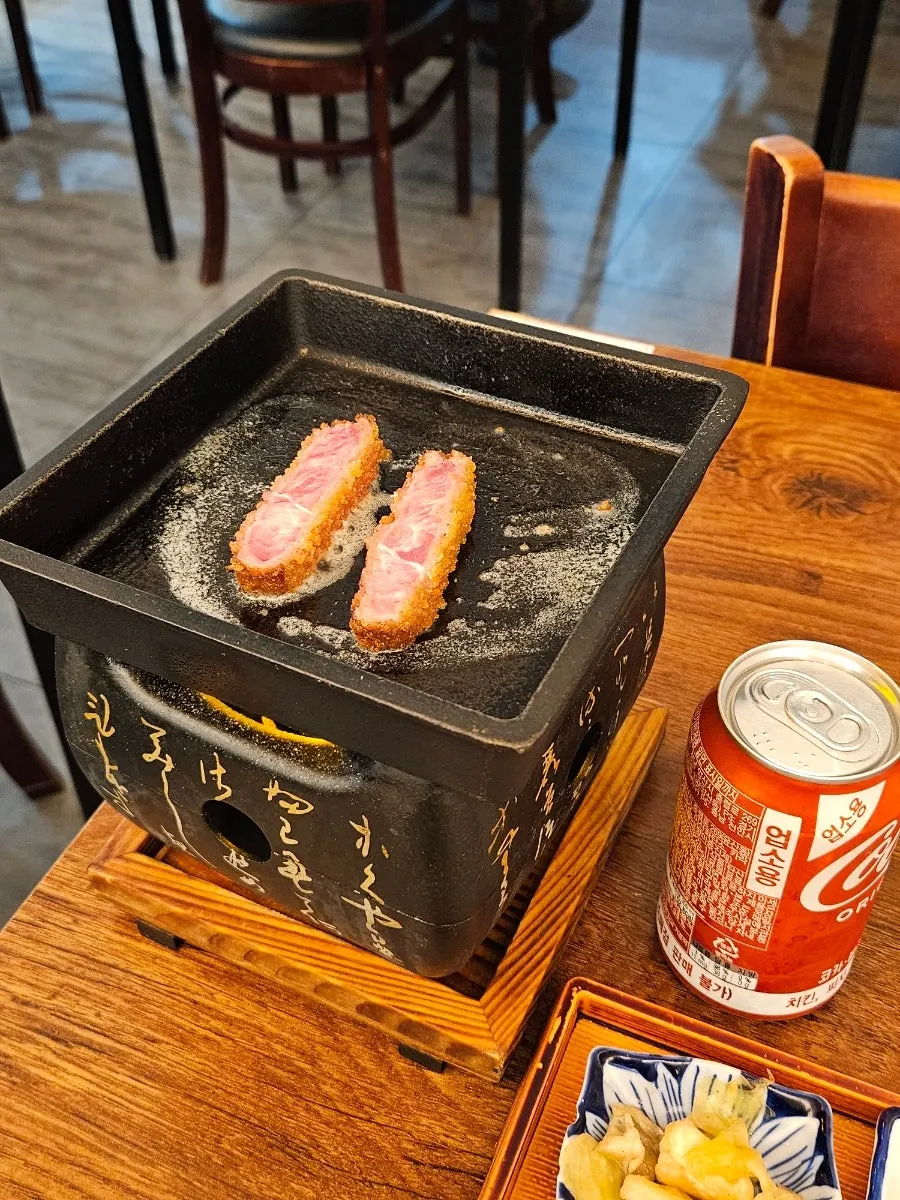 화로에 한 점씩 올려 굽는 규카츠
