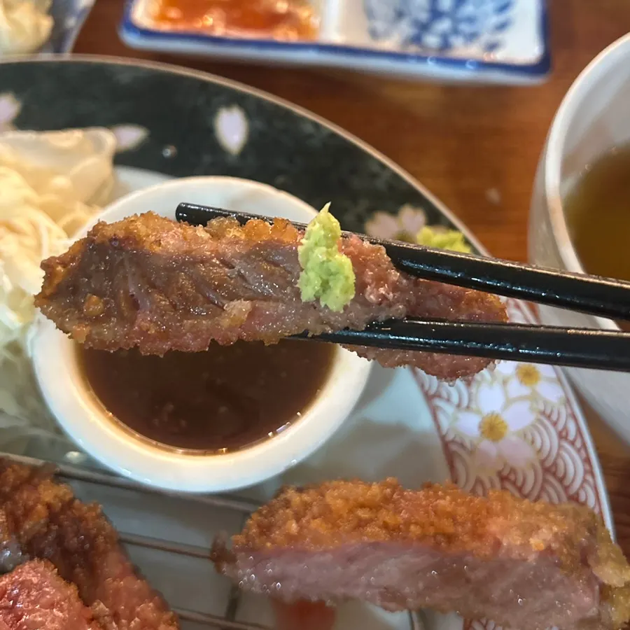 와사비를 올린 규카츠 한 점