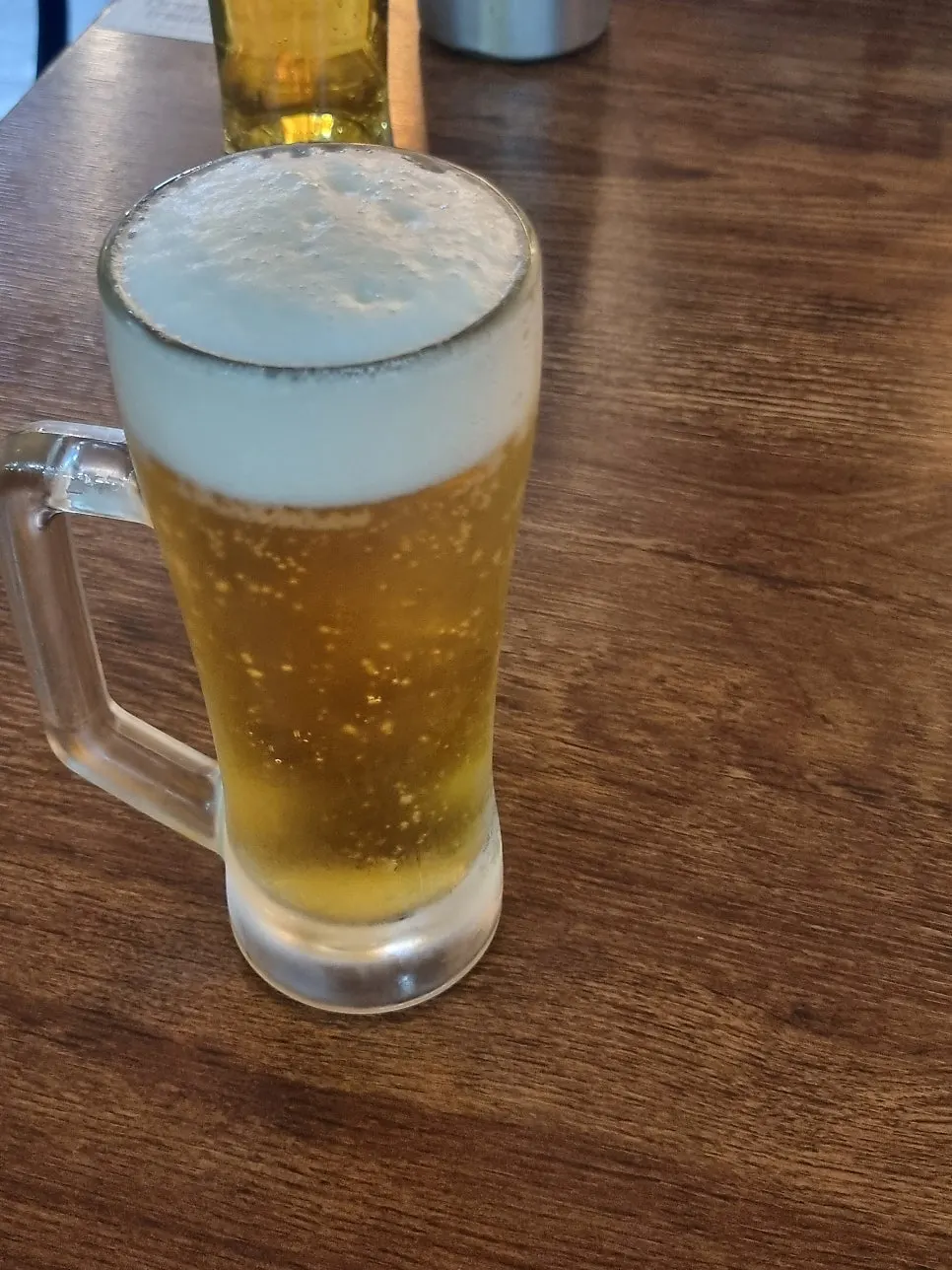 테이블에 놓인 생맥주 잔
