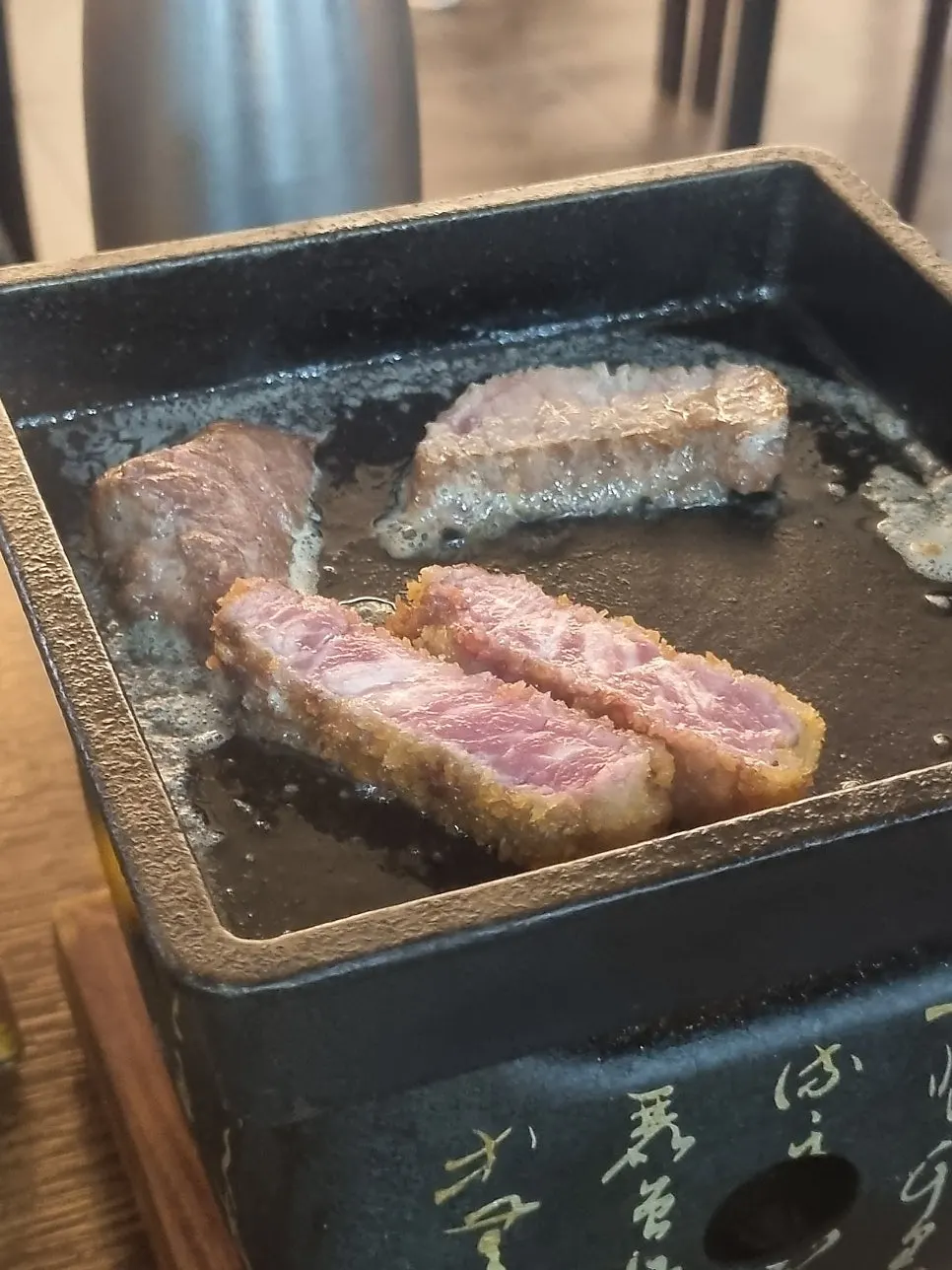 충분히 구워낸 채끝살 한 점