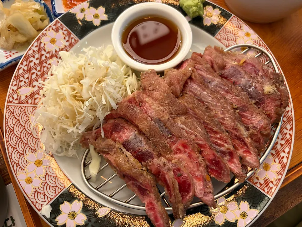 버터에 구워지는 스테키 정식 고기