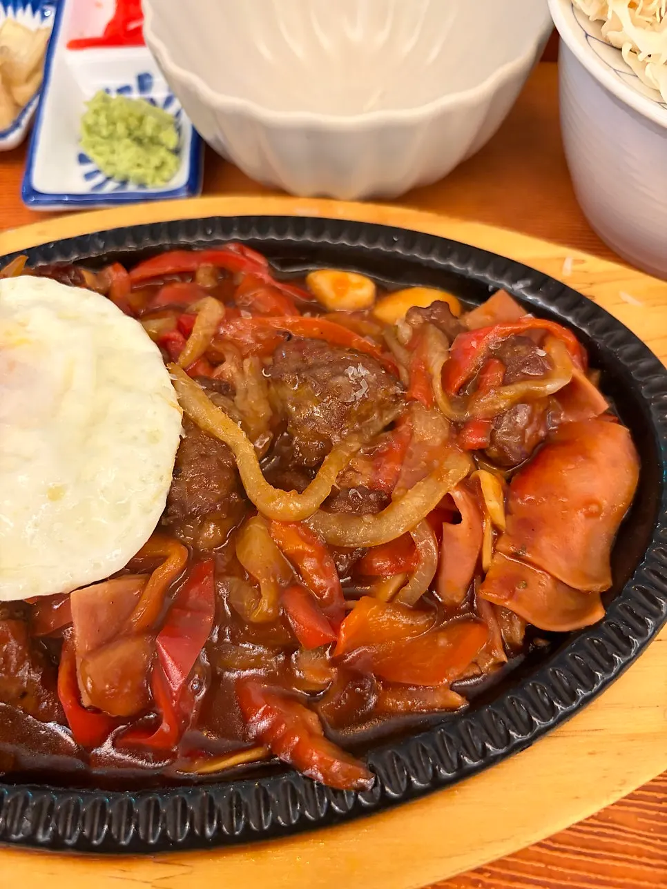 달콤한 소스의 철판 찹스테이크 세로 컷
