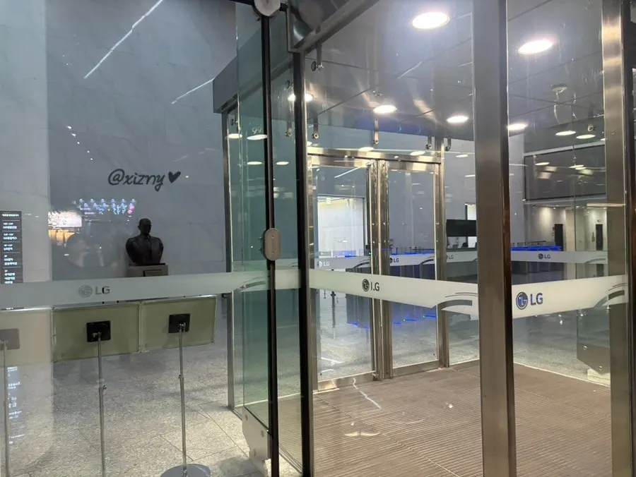 Route to the LG Seoul Station Building near exit 10 of Seoul Station