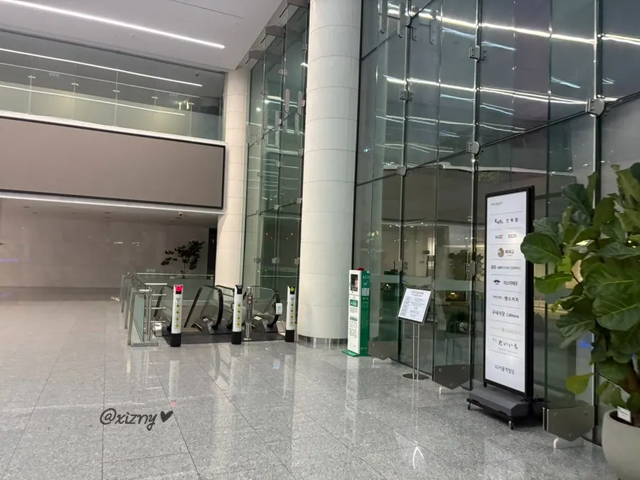Restaurant area on B1 of the LG Seoul Station Building