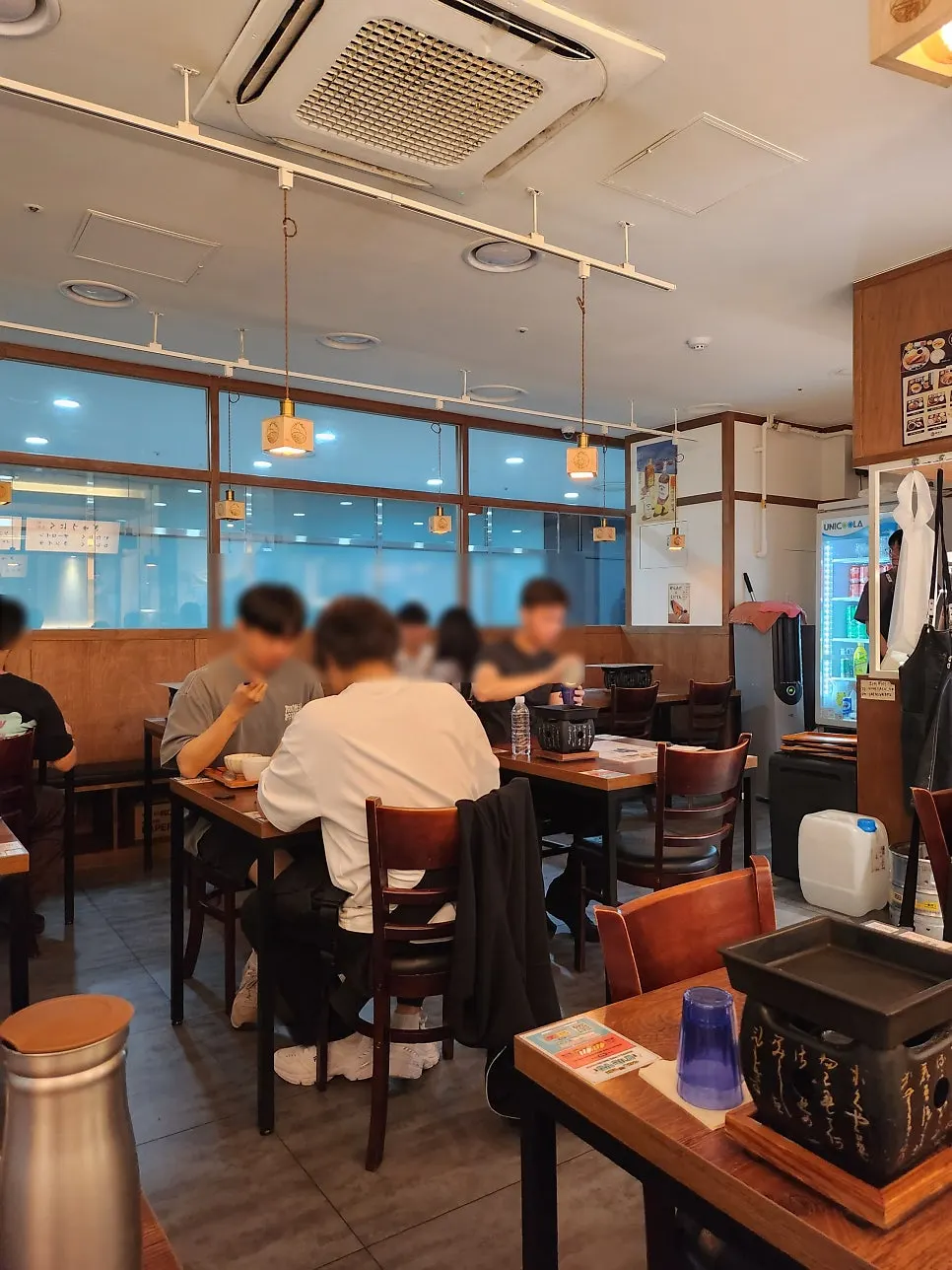 정갈한 일본식 분위기의 매장 내부