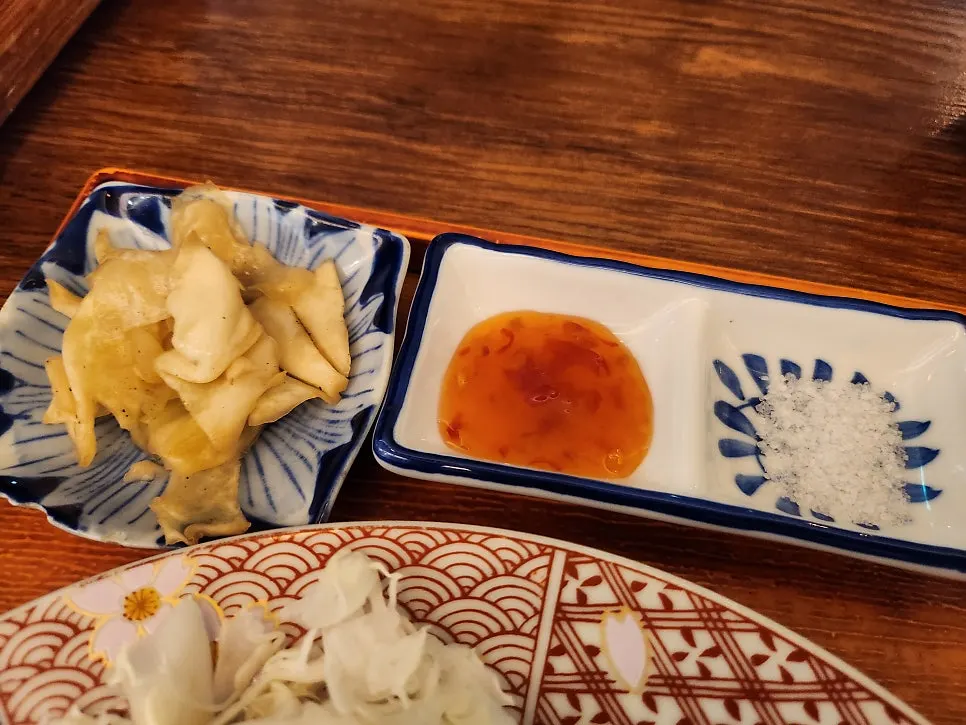 양배추장아찌와 소금, 특제소스 반찬 구성