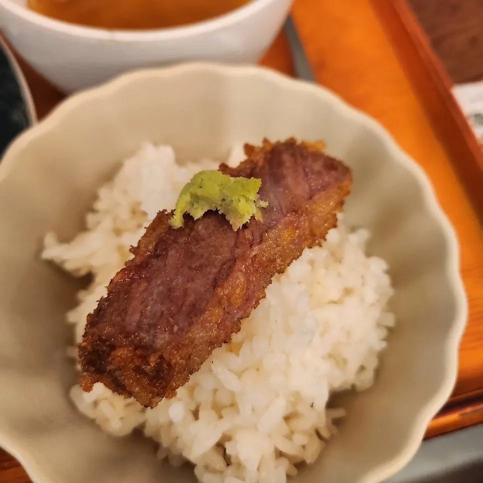 와사비와 소금을 곁들인 스테끼 한 점
