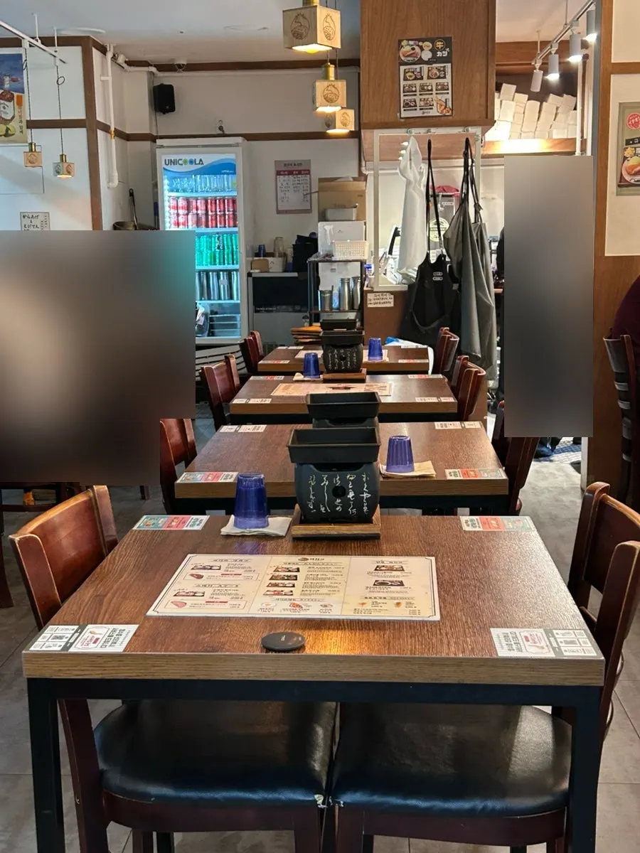 2인 테이블이 놓인 이치규 서울역점 내부