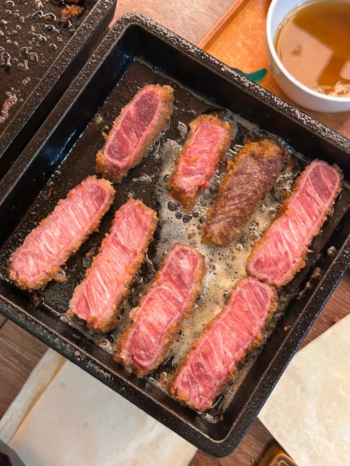 화로 불판에서 노릇하게 굽는 채끝 규카츠