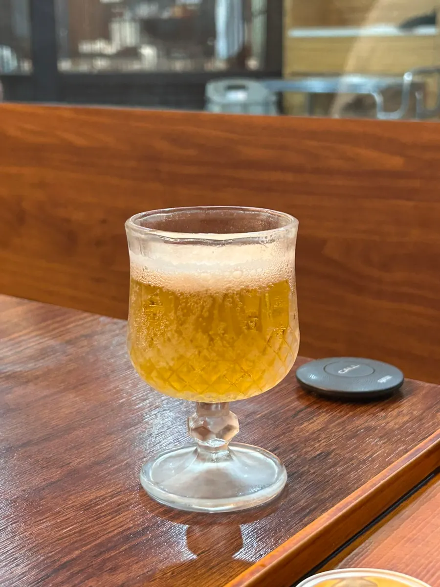 규카츠와 함께 곁들인 시원한 생맥주