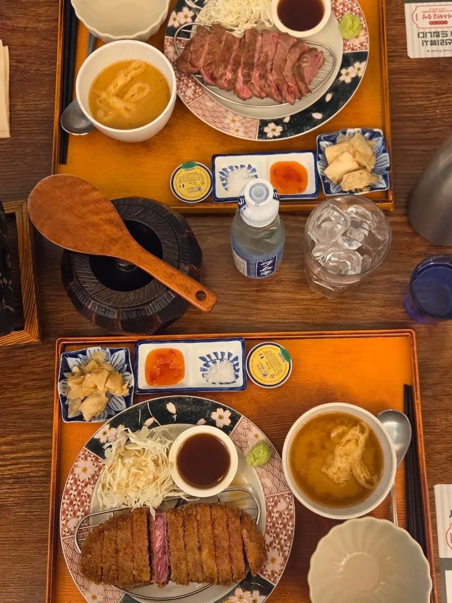 Table setting with the gyukatsu set and steki set