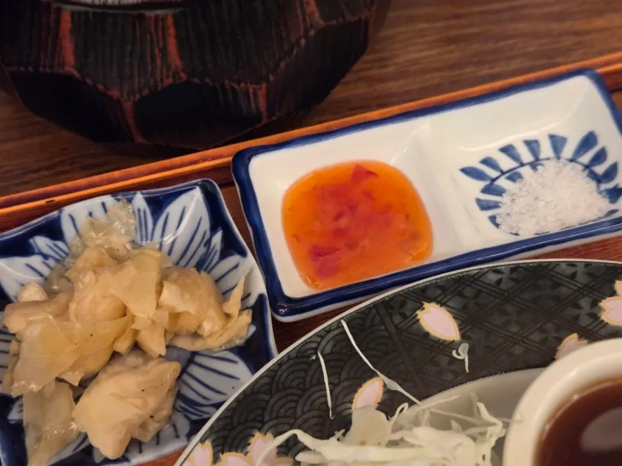 Set tray with side dishes and sauces