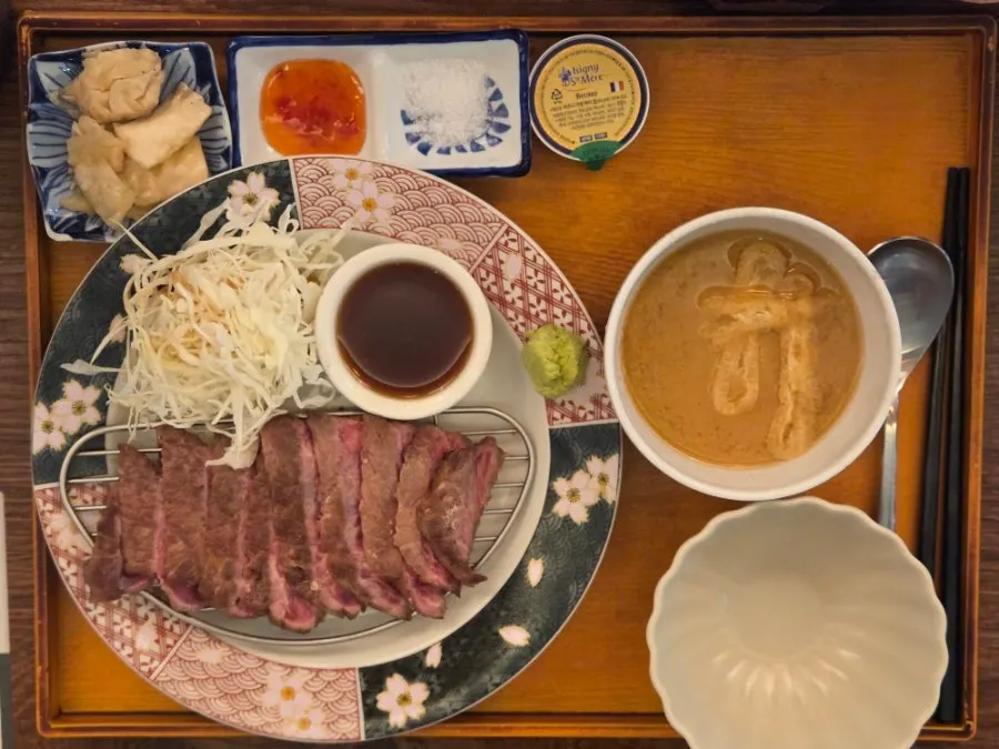 Gyukatsu set and steki set placed together on the table