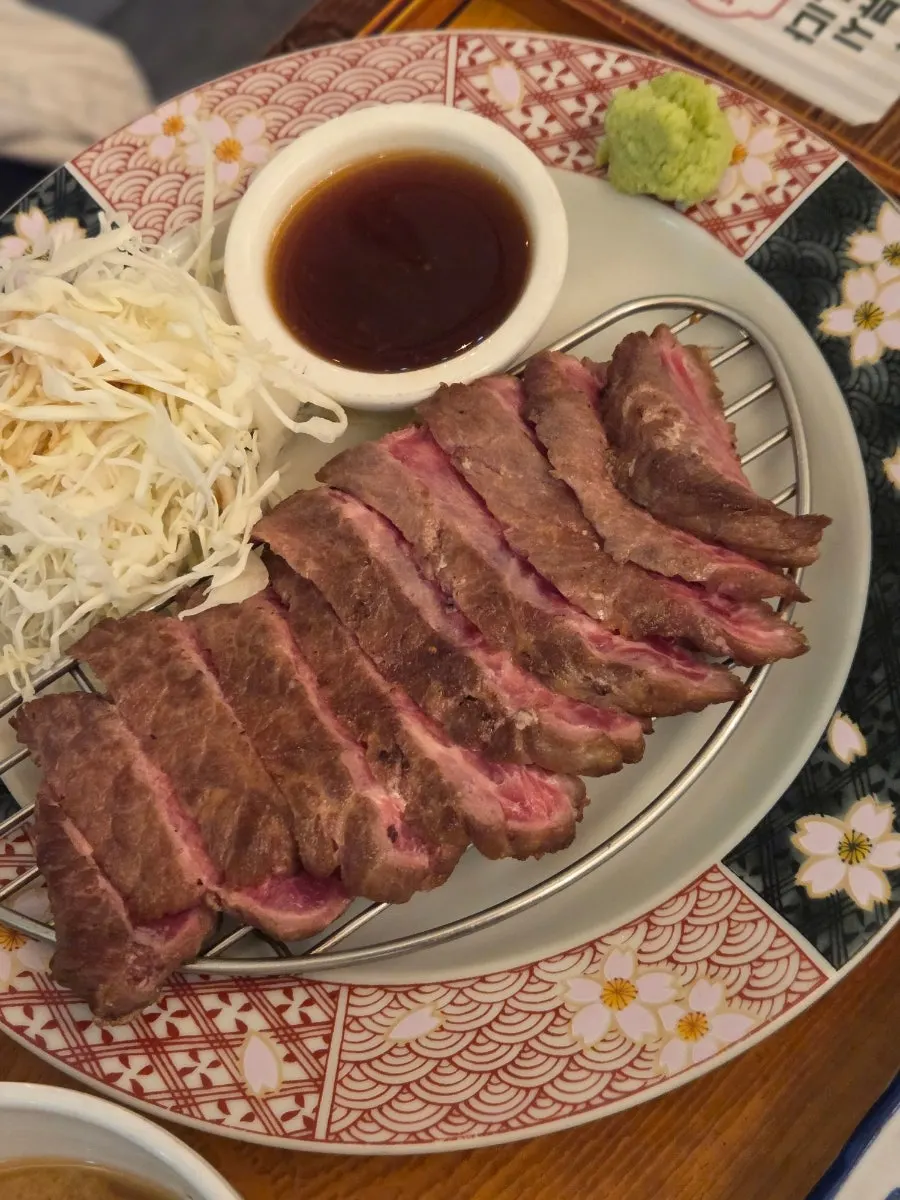 Large sirloin cut served in the steki set