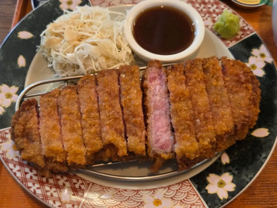 속살이 핑크빛인 채끝 규카츠 단면