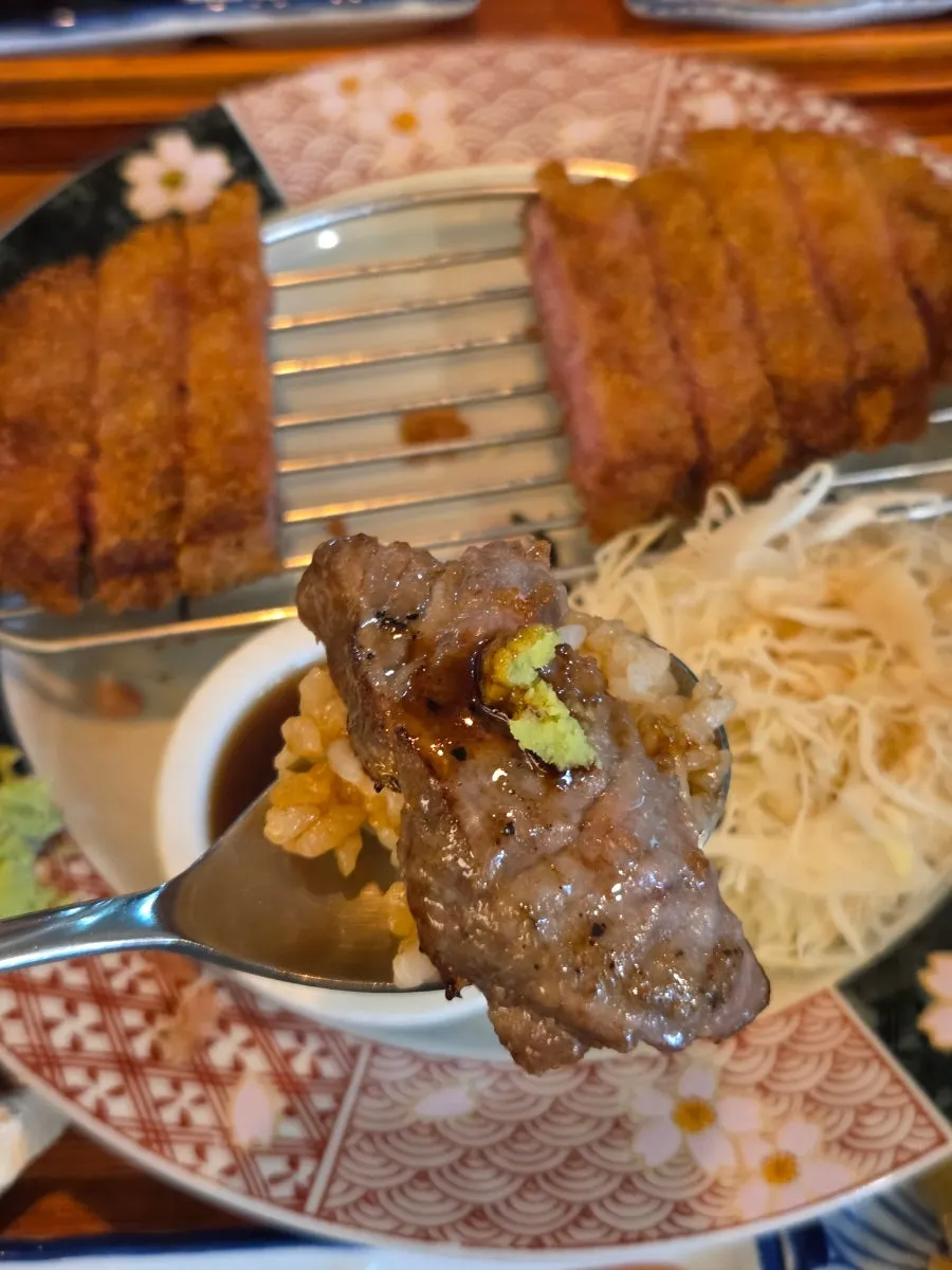 겉은 바삭하게 구워진 규카츠