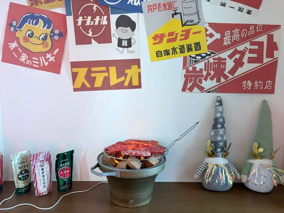 아기자기한 소품으로 꾸며진 매장 인테리어