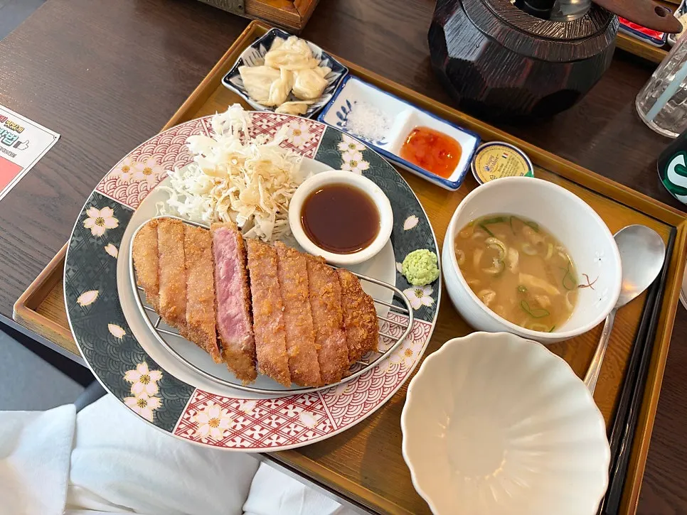 규카츠와 야끼소바 나폴리탄이 놓인 테이블