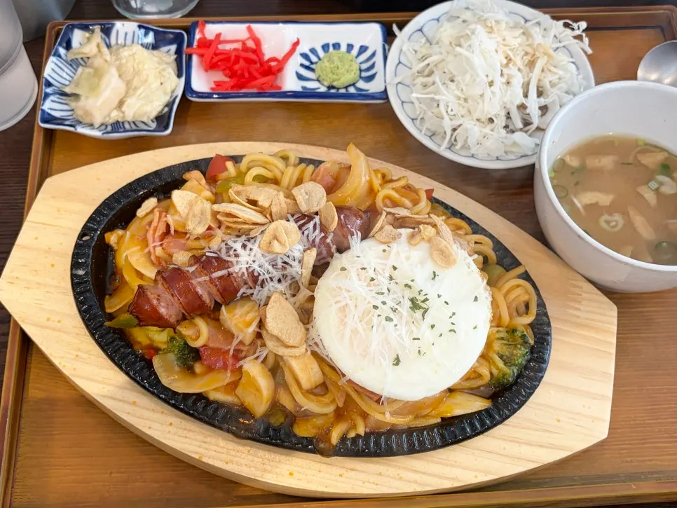 철판에 담긴 야끼소바 나폴리탄