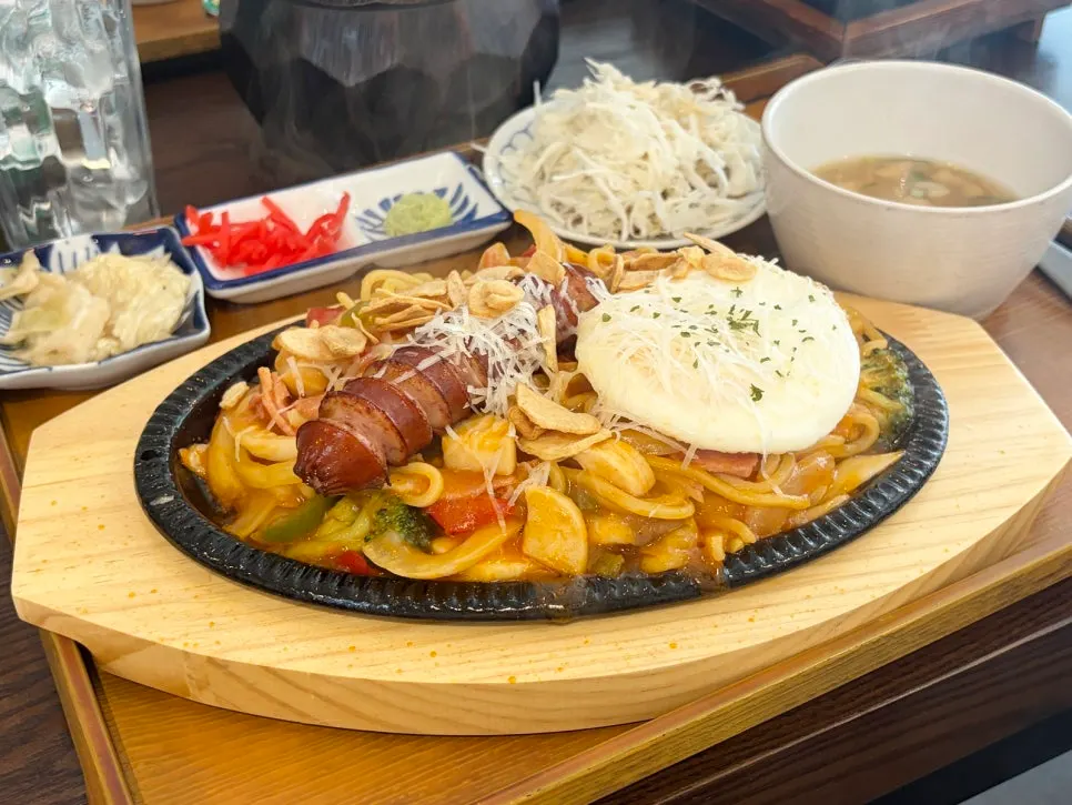 소세지가 올라간 야끼소바 나폴리탄 클로즈업