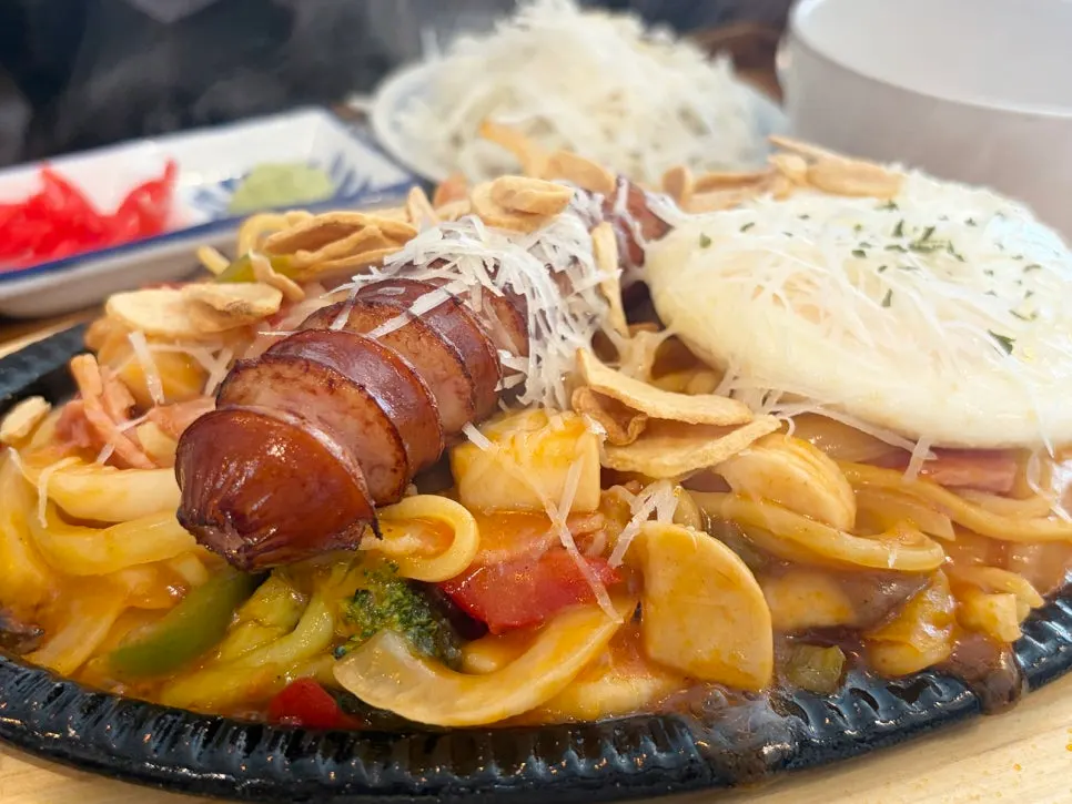 야끼소바 면을 집어 올린 나폴리탄