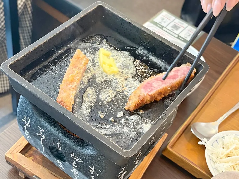 화로 위 버터와 규카츠 굽는 모습