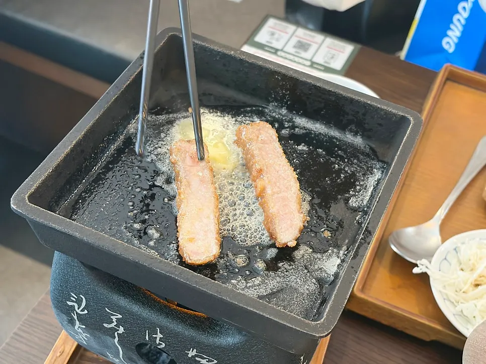 규카츠를 한두 점씩 화로에 올린 모습