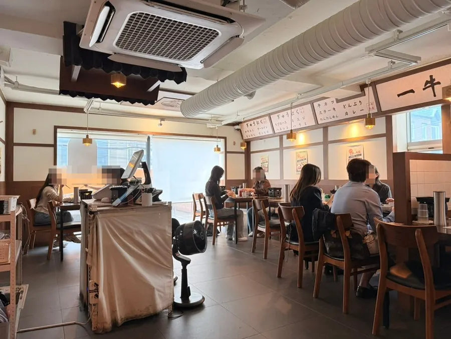 점심시간 손님이 많은 이치규 강남신논현점 내부