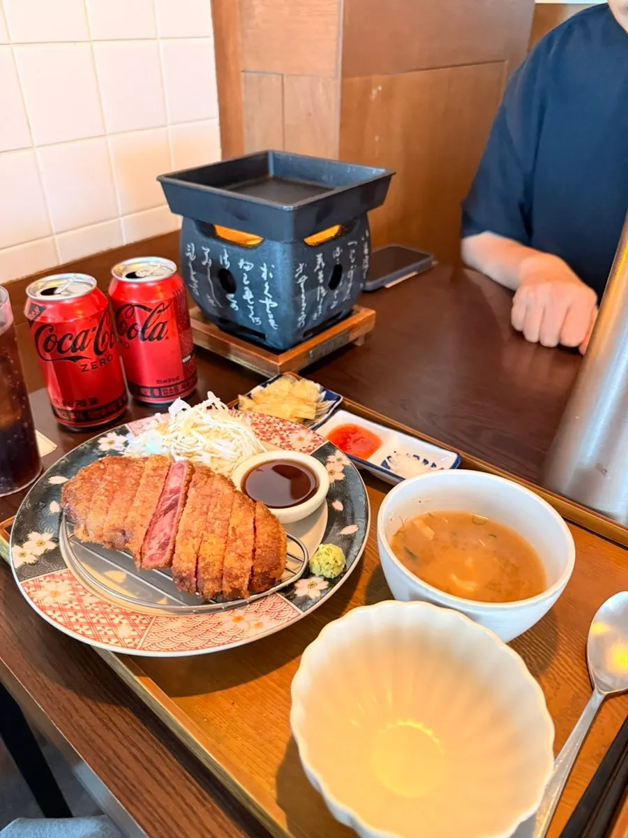 규카츠와 함박 오므라이스가 함께 차려진 세트2 한 상