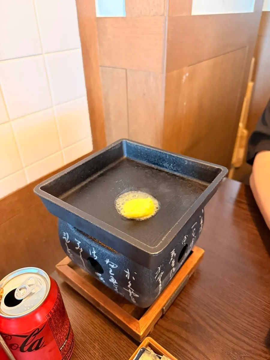 굽기 전 접시에 담긴 규카츠