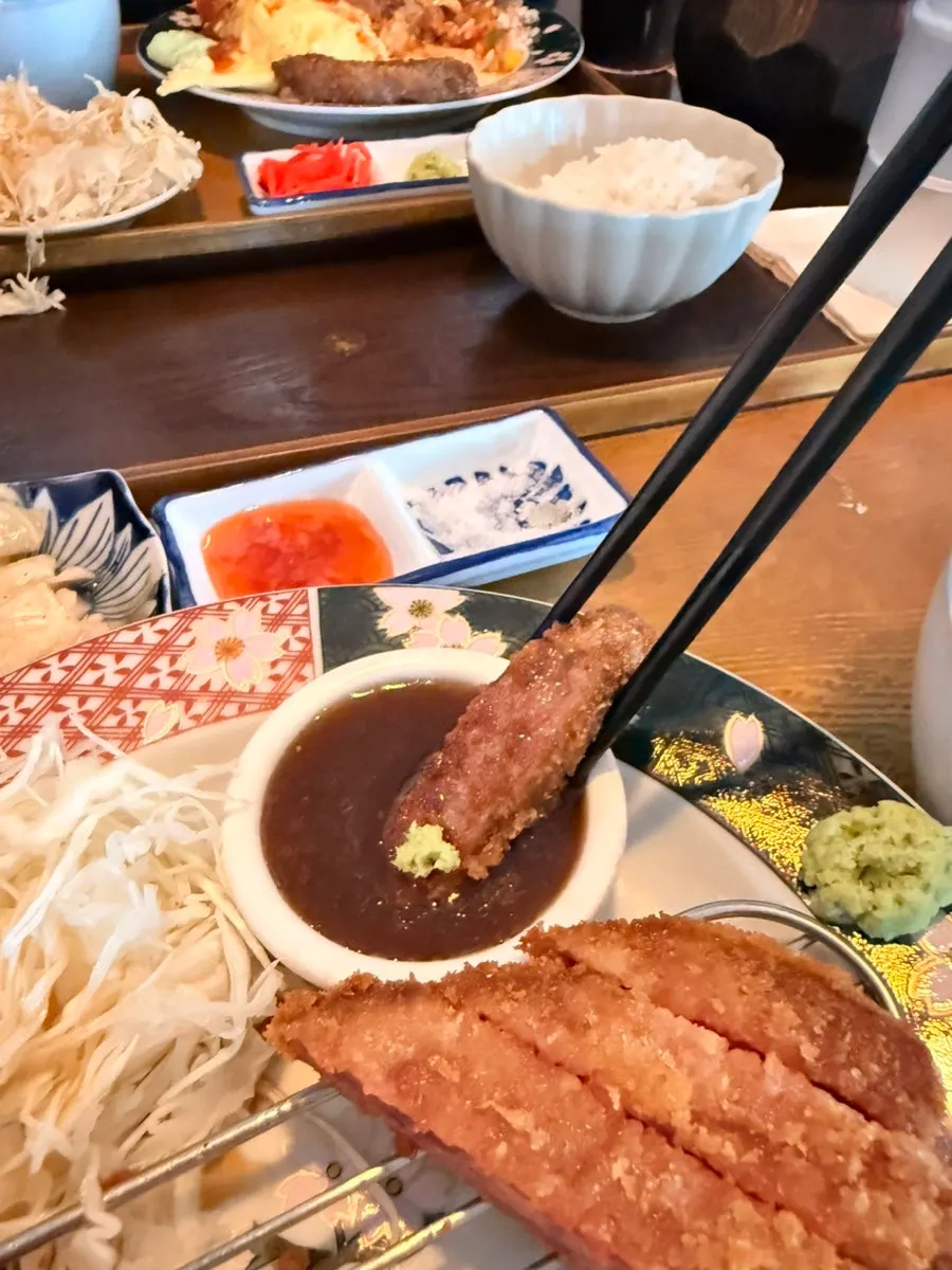 겉면만 바삭하게 익힌 규카츠 단면