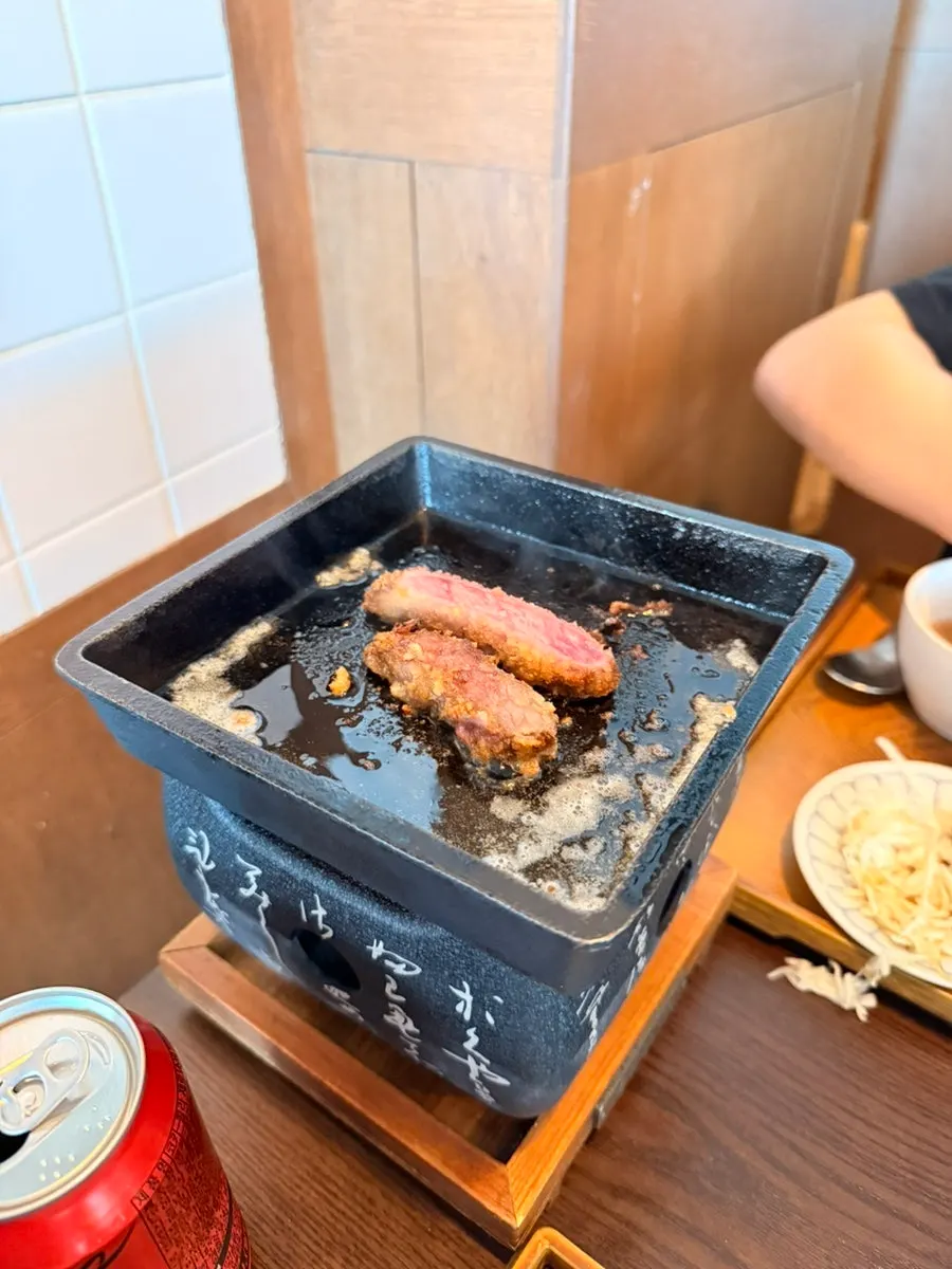 화로에서 구워지는 규카츠 조각