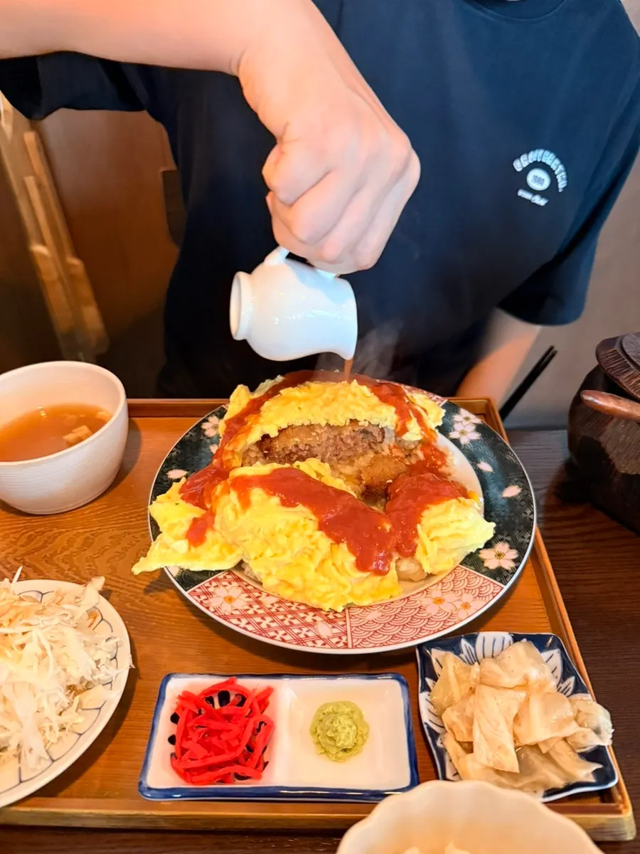 나이프로 가른 함박 오므라이스 속 함박스테이크