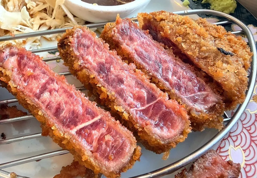 다 구운 규카츠와 스테이크 접시