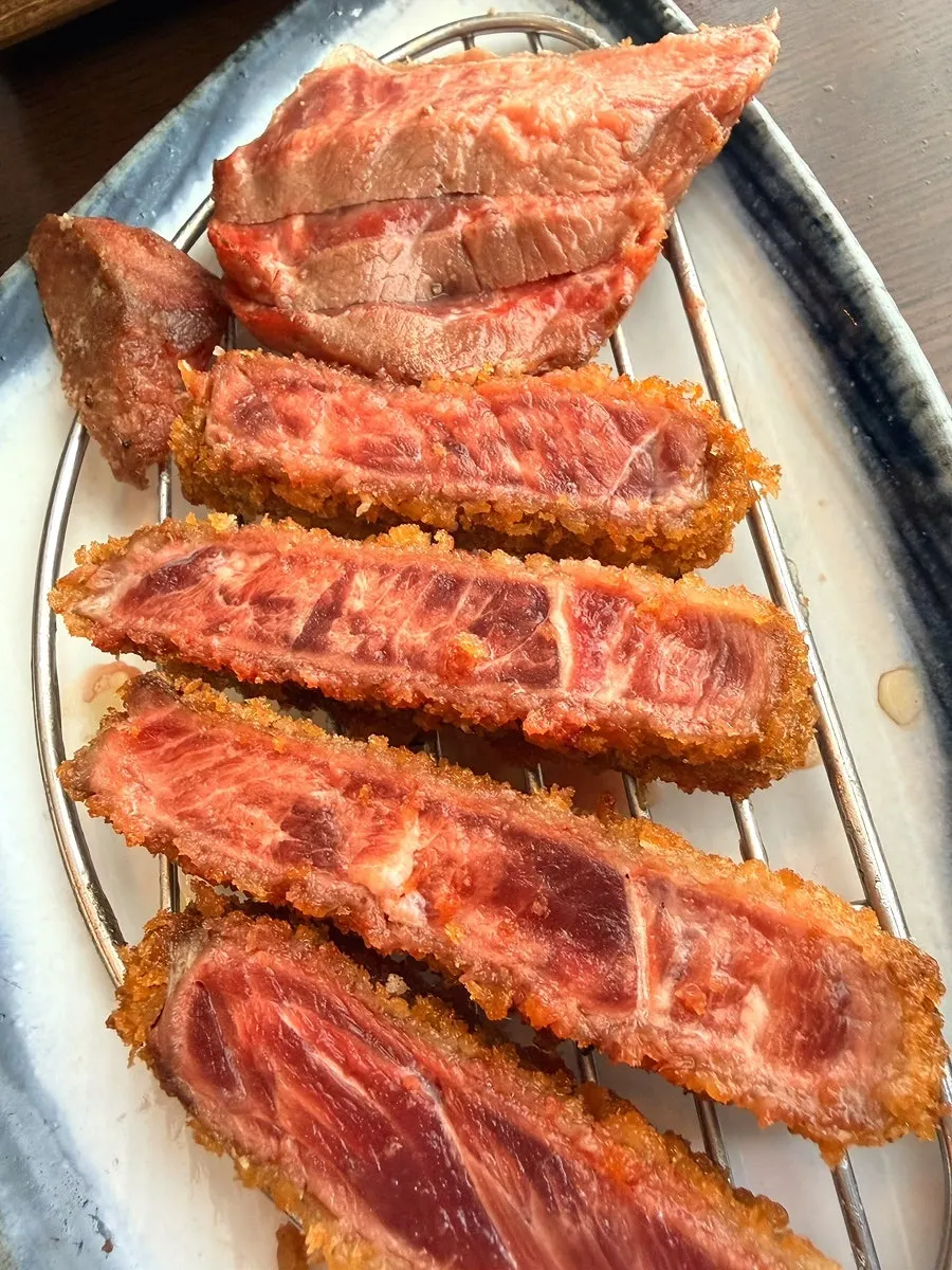 규카츠와 밥을 곁들인 한 상