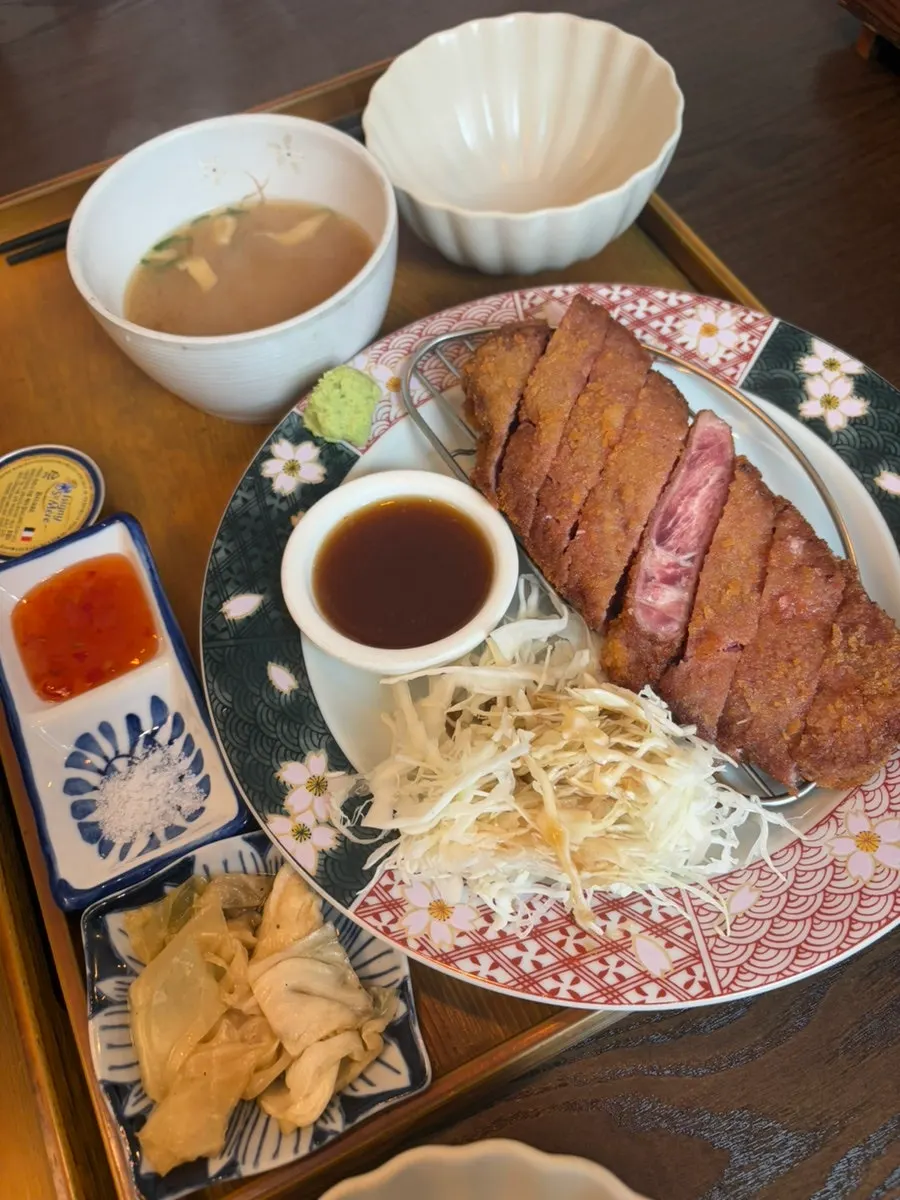 Thick-cut sirloin steak steki-don
