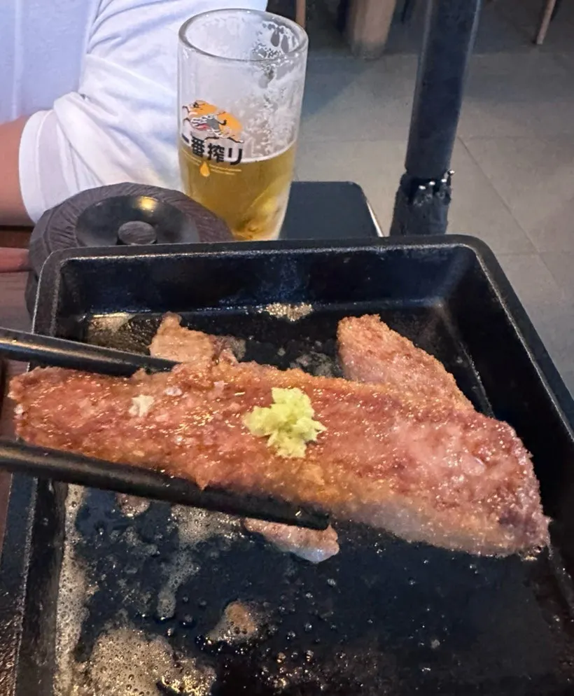 Gyukatsu disajikan bersama sos garam, wasabi dan cili