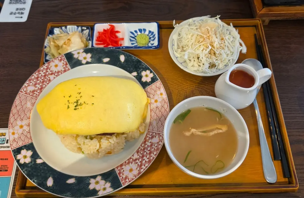 A plate of Ichigyu's hamburg omurice