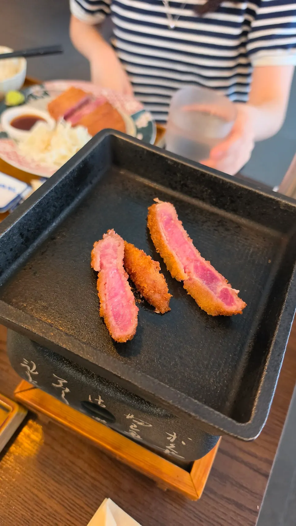 Grilling gyukatsu with butter on a two-person grill