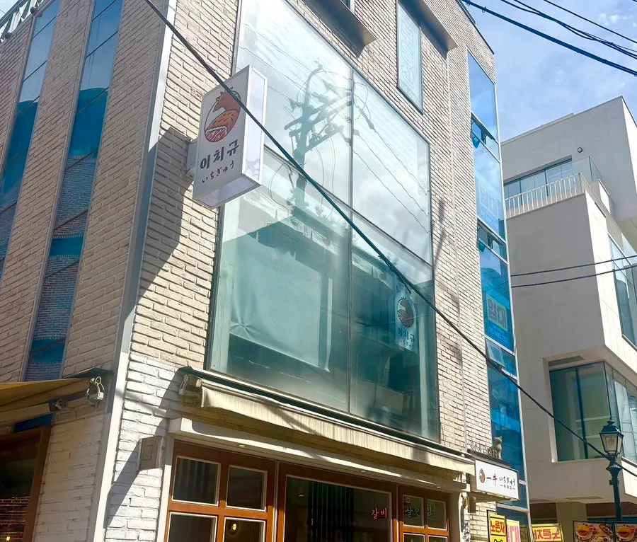 Exterior of the building housing Ichigyu Gangnam Sinnonhyeon Branch near Sinnonhyeon Station