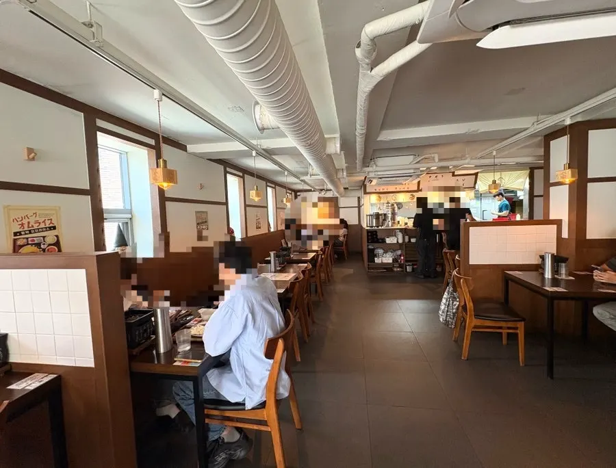 Clean, tidy interior of Ichigyu Gangnam Sinnonhyeon Branch