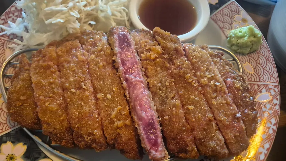呈现鲜红大理石纹的半熟规卡茨切面