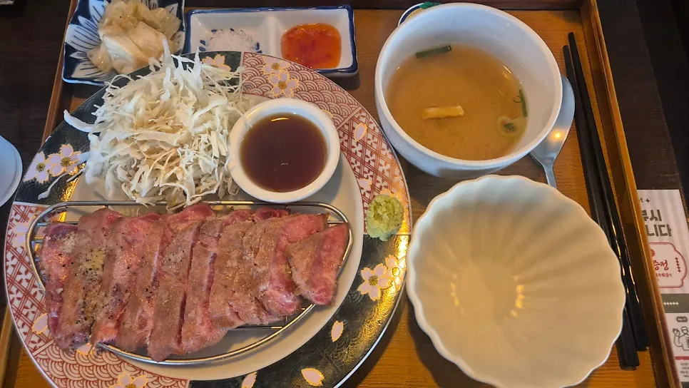 蘸芥末食用的一块规卡茨